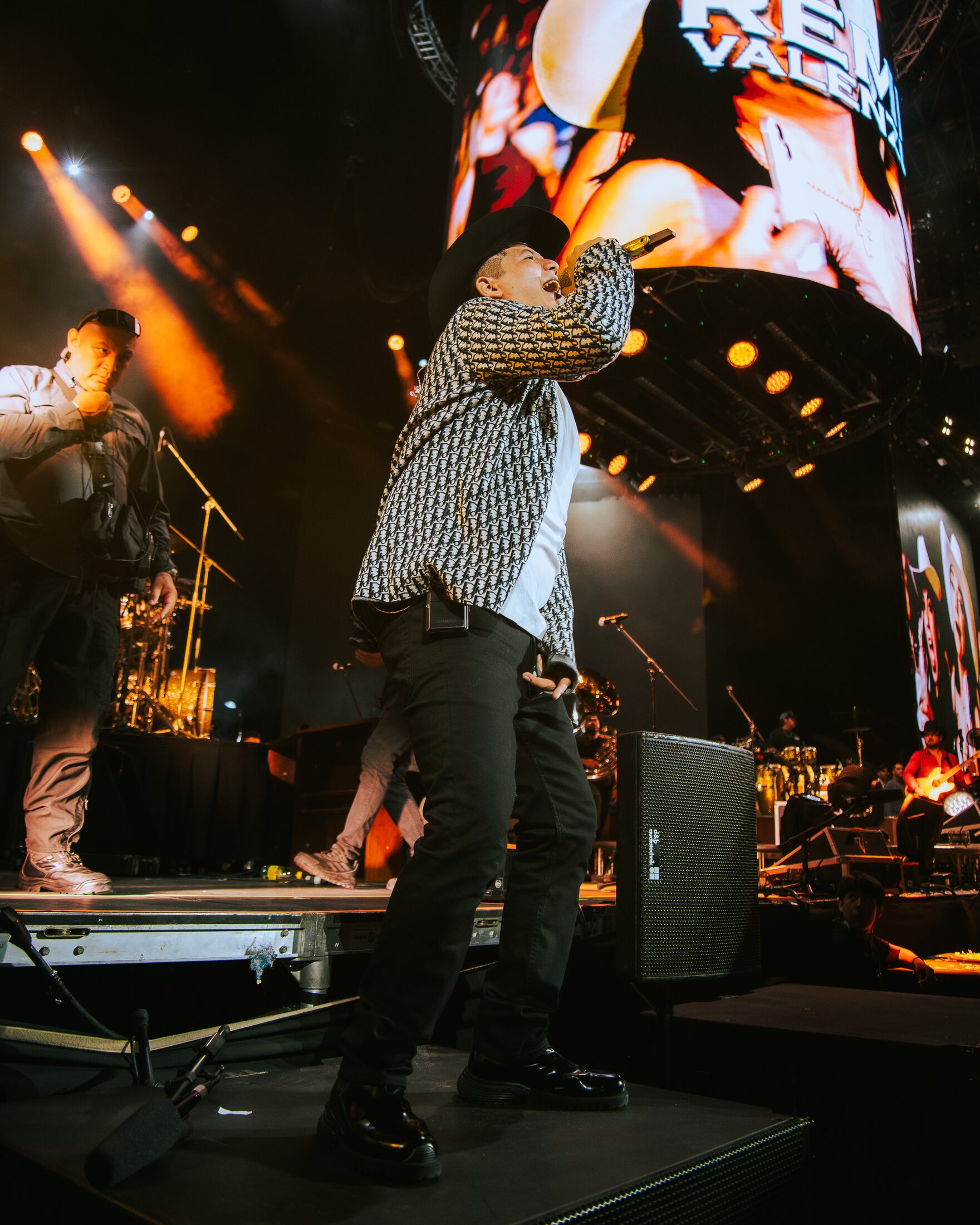 Remmy Valenzuela tocando en el escenario